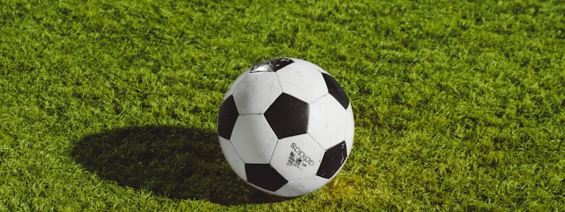 足球运动员在绿茵场上激烈拼抢的瞬间 - 欧冠比赛精彩镜头