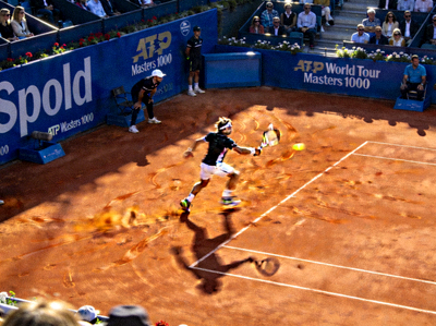 网球选手在红土场上击球的专业动作 - 大师赛比赛画面